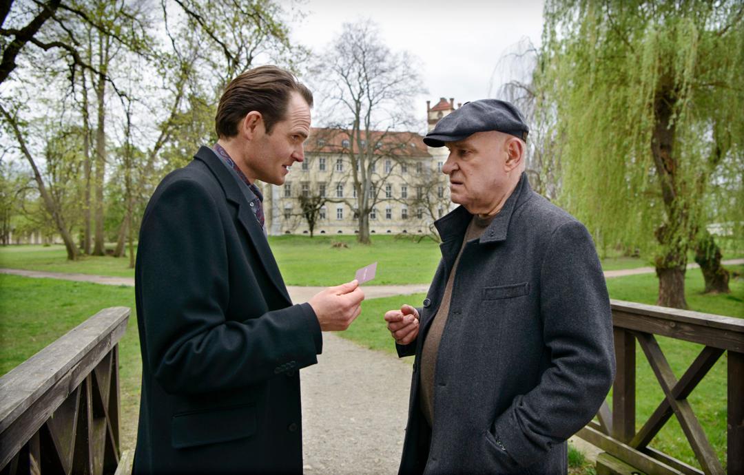 Krüger (Christian Redl, rechts) im Gespräch mit Levi A. Than (Fabian Hinrichs)