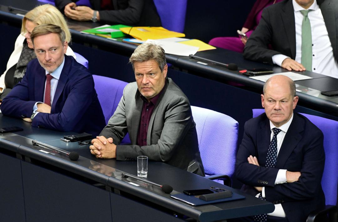 Olaf Scholz neben Christian Lindner (FDP) und Robert Habeck (Grüne) auf der Regierungsbank im Bundestag