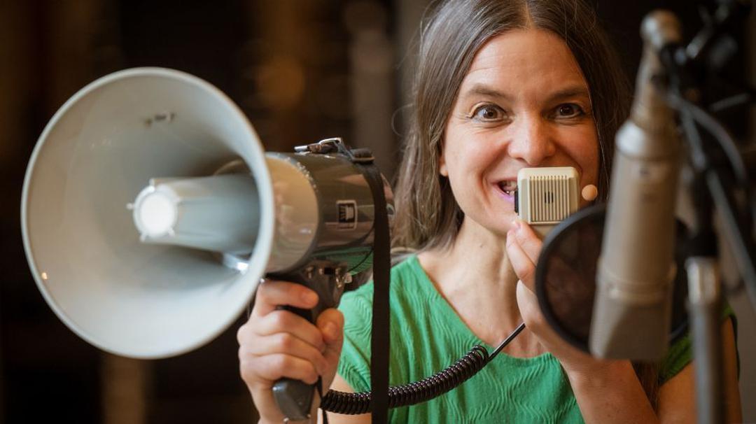 Die Klangkünstlerin Annika von Trier bei den Aufnahmen für das Hörspiel "Spurensuche Hannah Höch"