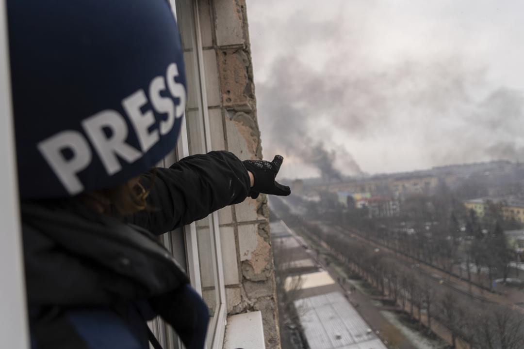 Ein AP-Fotograf zeigt auf ein angegriffenes Krankenhaus im ukrainischen Mariupol (Archivbild)