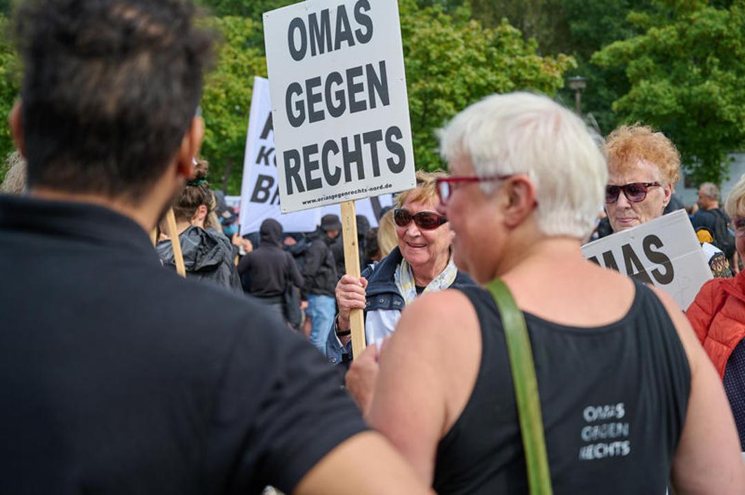 Demonstration der "Omas gegen Rechts" (Archiv)