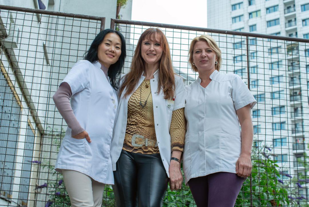 Die drei Damen von der "Beauty-Oase": Jenny Chan (Yvonne Yung Hee Bormann), Lulu Moll (Deborah Kaufmann) und Kathi Grabowski (Jördis Triebel)