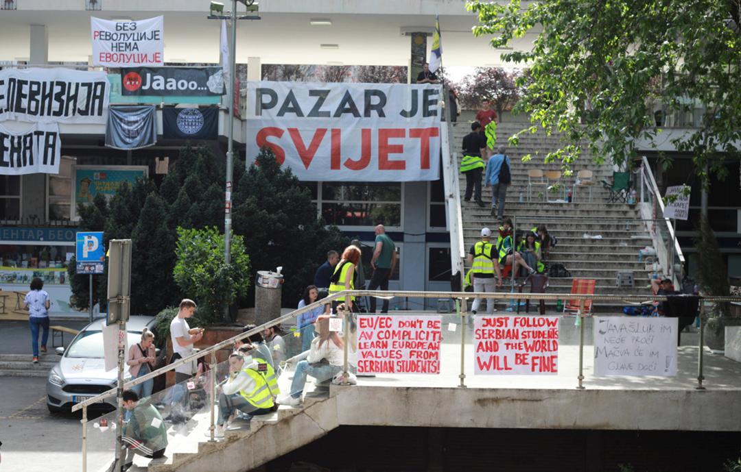 Demonstrantinnen und Demonstranten blockierten mehrere RTS-Gebäude