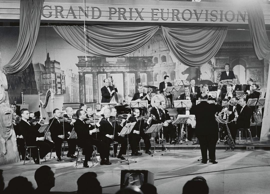 Das Erste übertrug bereits in den 50er Jahren große Shows: Grand Prix Eurovision 1957 im HR-Sendesaal, das HR-Tanzorchester spielte unter Leitung von Willy Berking (vorn)