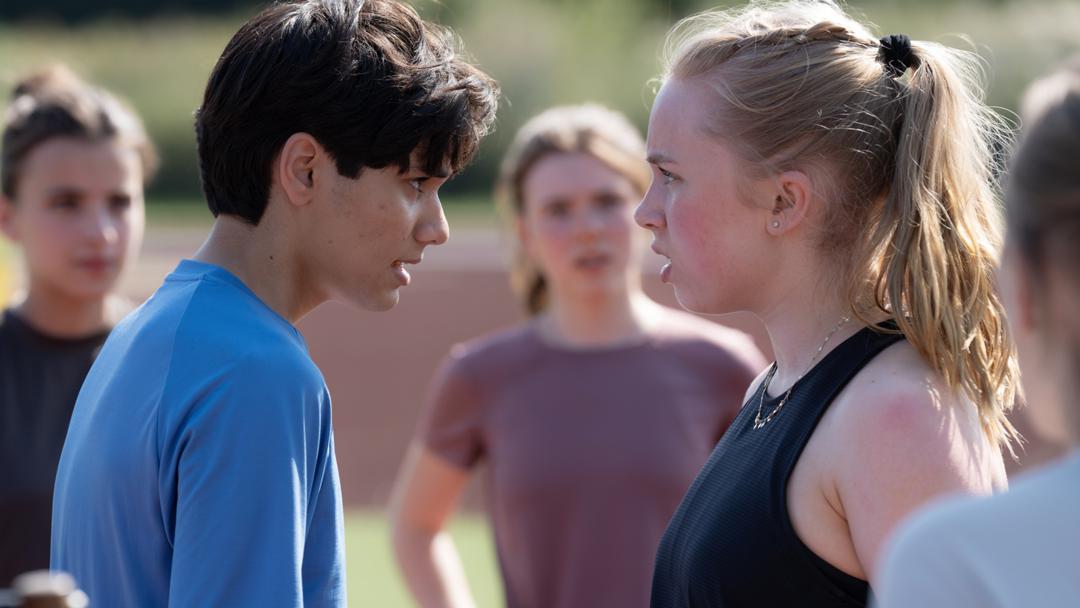 Faried (Zahel Anwary, l.) fühlt sich beim Lauftraining von Anne (Johanna Götting, r.) unfair behandelt.