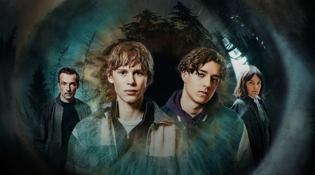 Jan (Philip Günsch, vorne links) und Lukas (Marven Gabriel Suarez-Brinkert) haben einen Mord beobachtet. Im Hintergrund Killer Roman Berg (Lucas Gregorowicz) und Ermittlerin Helen Severin (Nicolette Krebitz)