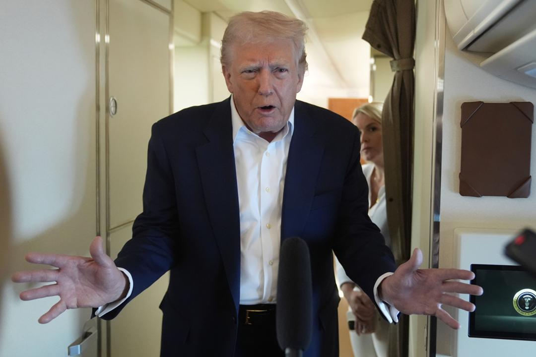 Donald Trump im Gespräch mit Journalisten an Bord der Air Force One