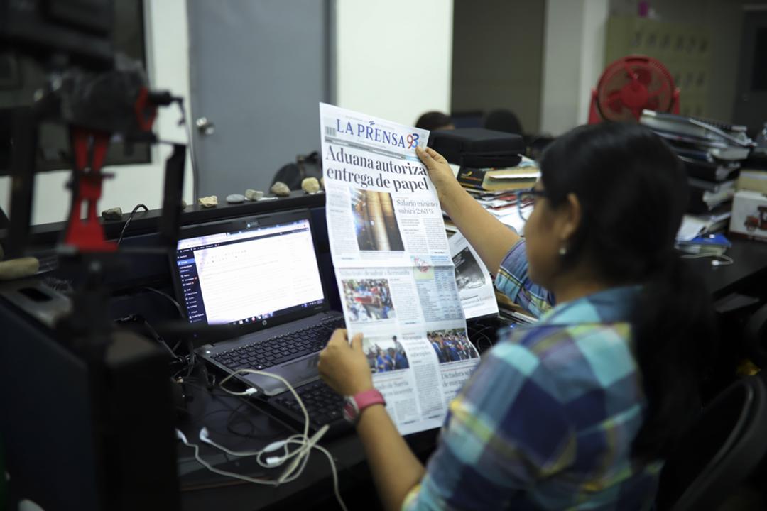 Eine Journalistin hält eine gedruckte Ausgabe der "La Prensa" in der Hand - seit 2021 erscheint die Zeitung nur noch online