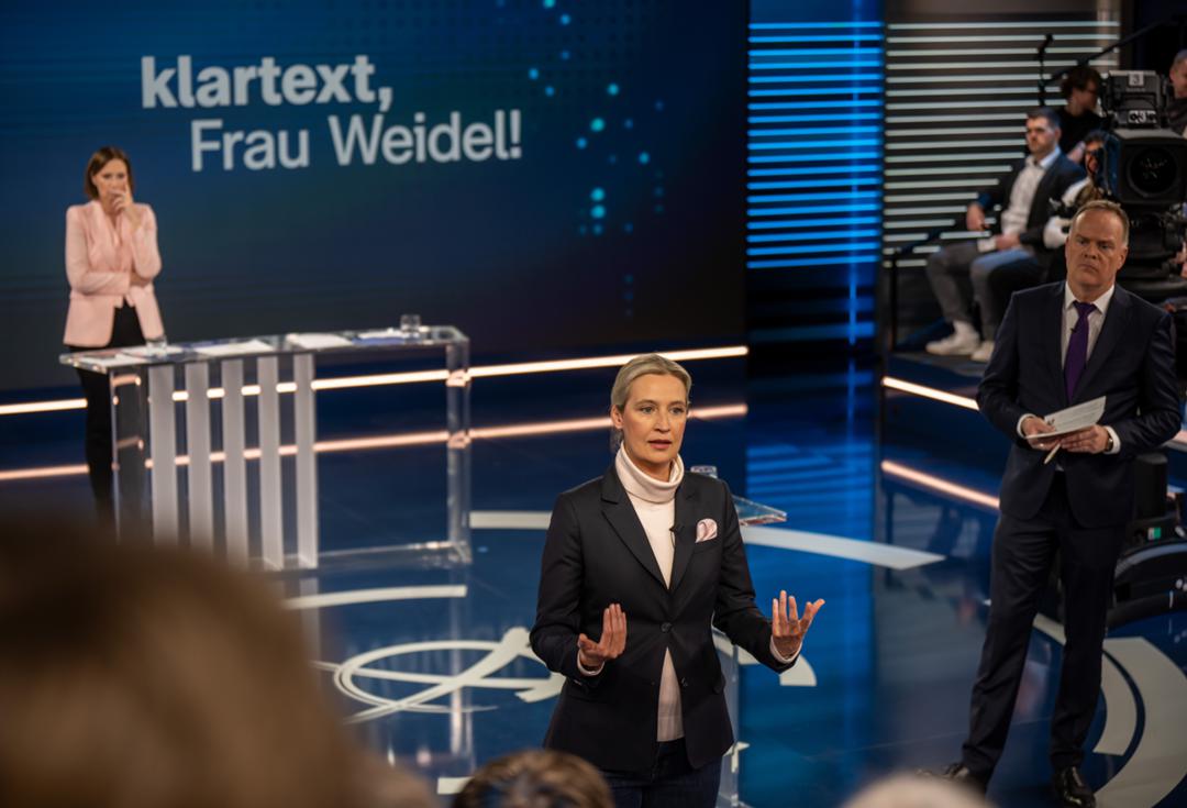 Alice Weidel (vorne), Kanzlerkandidatin der AfD, in der ZDF-Sendung "Klartext" im Februar