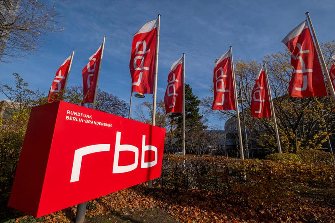 Fahnen des Rundfunks Berlin-Brandenburg an der Masurenallee in Berlin