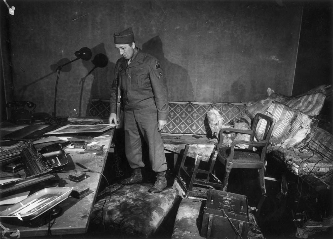 Nach Kriegsende im Mai 1945 besichtigten amerikanische Soldaten den Bunker der ehemaligen Reichskanzlei in Berlin
