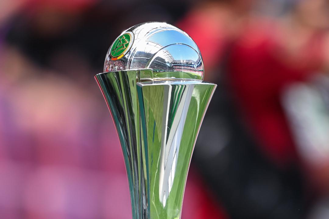 Der Pokal beim Pokalfinale der Frauen, das die Frauen vom FC Bayern München am 1. Mai mit 4:2 gegen Werder Bremen gewannen