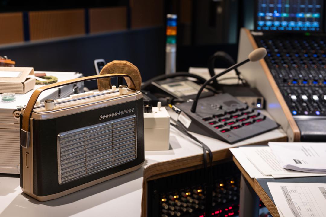 Das Radio als Ort der kollektiven Erinnerung, Trauer und Hoffnung