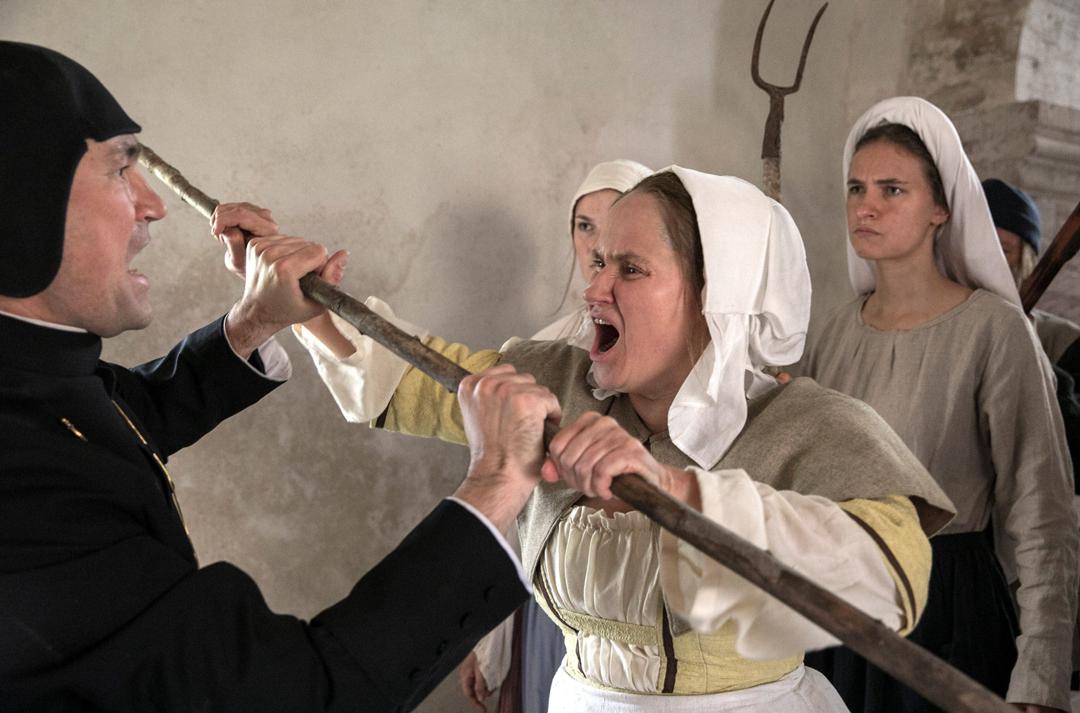 Nachgespielte Szene, in der Katharina Kreutter (Gabriela Bruckner) mit anderen Frauen eine Kirche in Mühlhausen stürmt