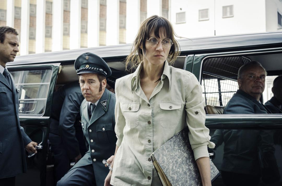 Ulrike Meinhof (Tatiana Nekrasov) bei ihrer Ankunft in der Justizvollzugsanstalt Stuttgart Stammheim
