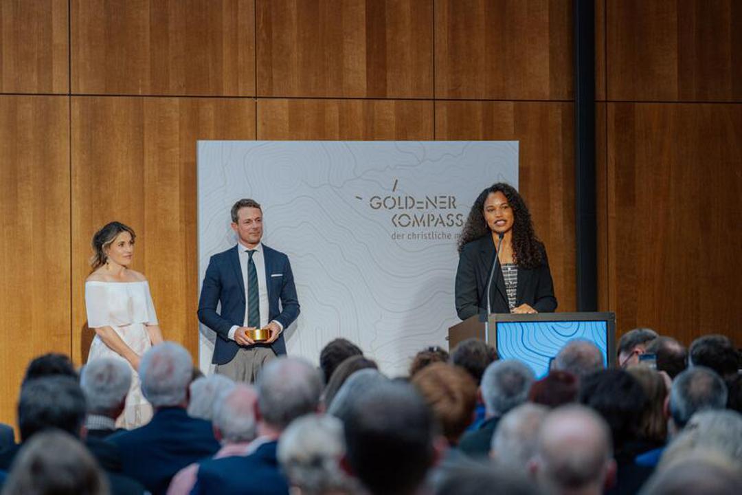 Die TV-Moderatorin Birgit Nössing von Eurosport und ihr ARD-Kollege Alexander Bommes sowie Kugelstoßerin Yemisi Ogunleye (v.l.) bei der Preisverleihung in Stuttgart