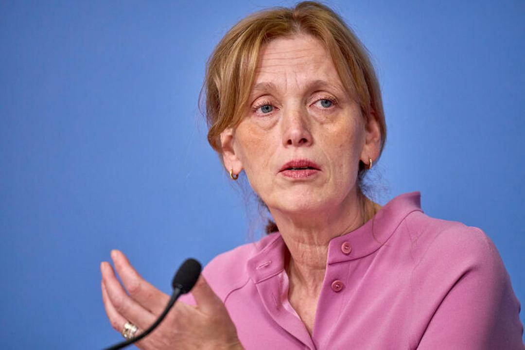 Die Bundesministerin für Bildung, Familie, Senioren, Frauen und Jugend, Karin Prien (CDU), bei der Vorstellung des Jahresberichts von "jugendschutz.net"