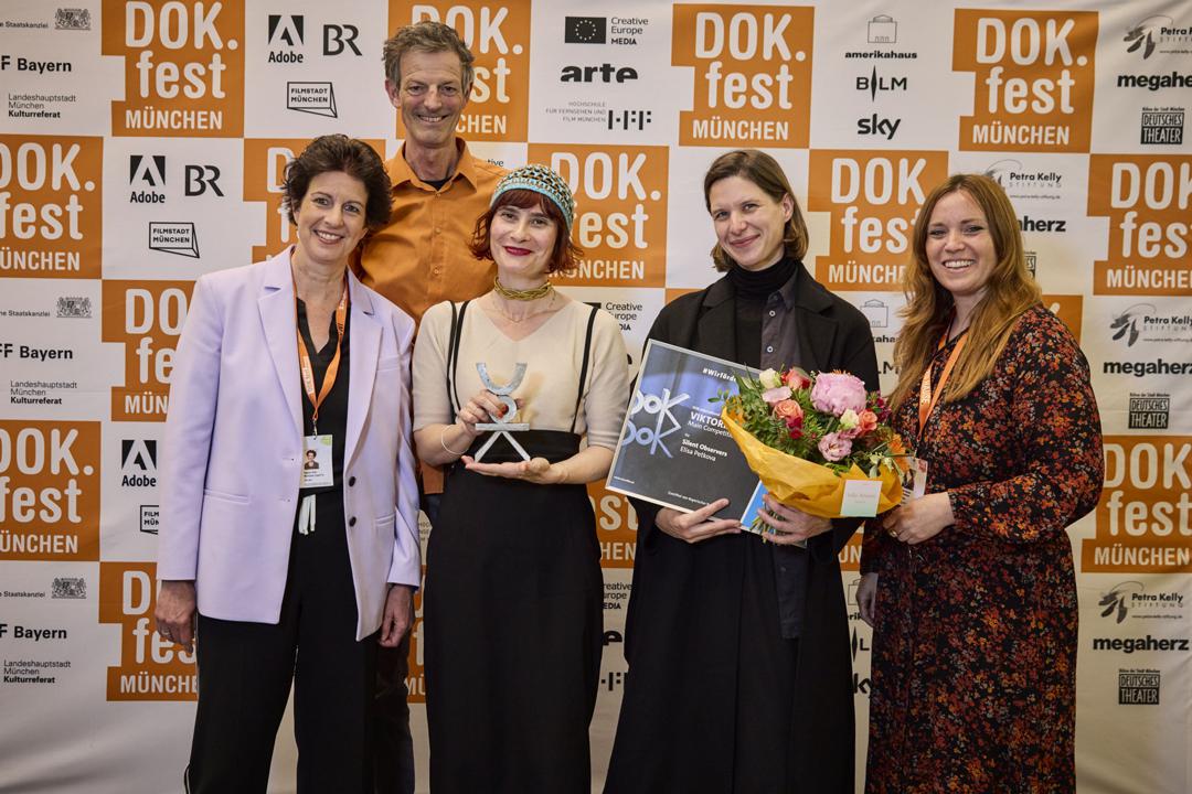 Regisseurin Eliza Petkova und ihre Kamerafrau Constanze Schmitt (dritte und vierte von links) bei der Preisverleihung in München