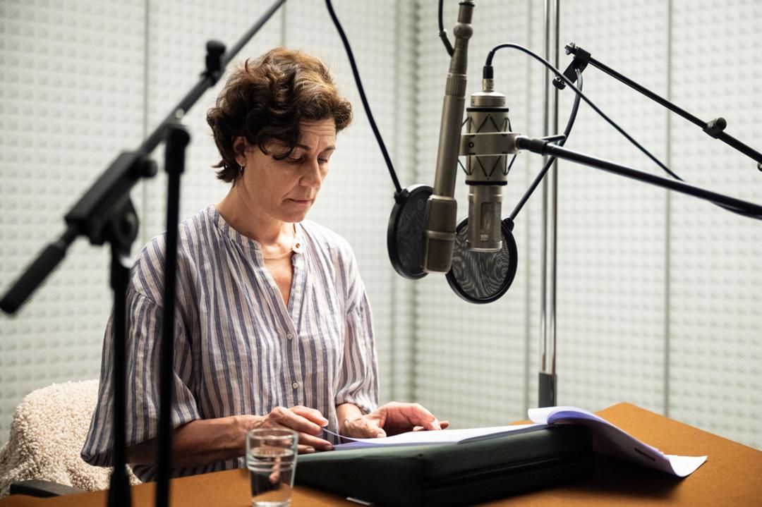 Die Schauspielerin Nina Kunzendorf bei den Aufnahmen zu dem Hörspiel