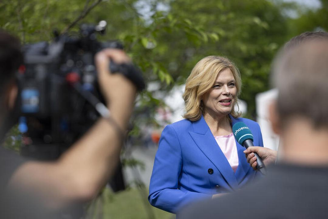 Julia Klöckner im Interview mit Journalisten von Phoenix. Sie ist selbst Erstunterzeichnerin des Bürgerbegehrens für den Erhalt des TV-Senders.