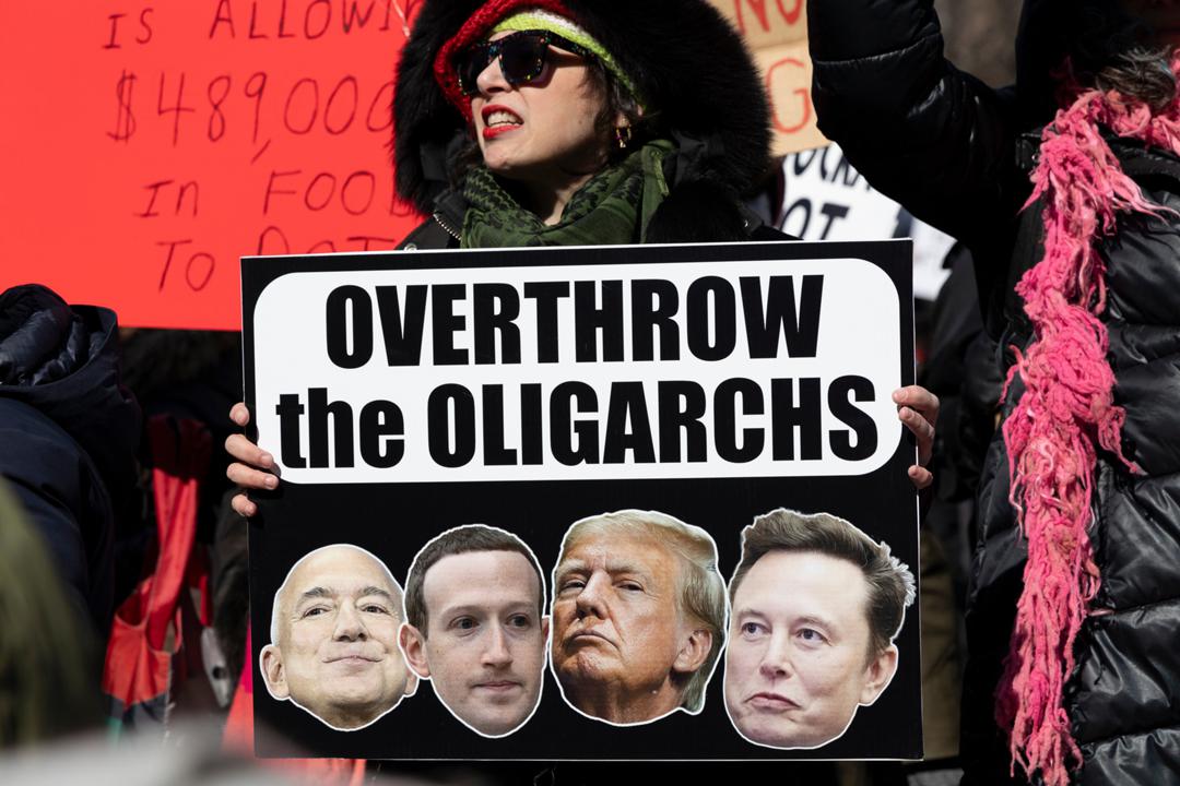 "Stürzt die Oligarchen", fordert eine Demonstrantin