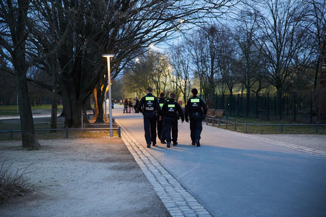 Polizisten gehen am Abend durch den Görlitzer Park in Berlin-Kreuzberg