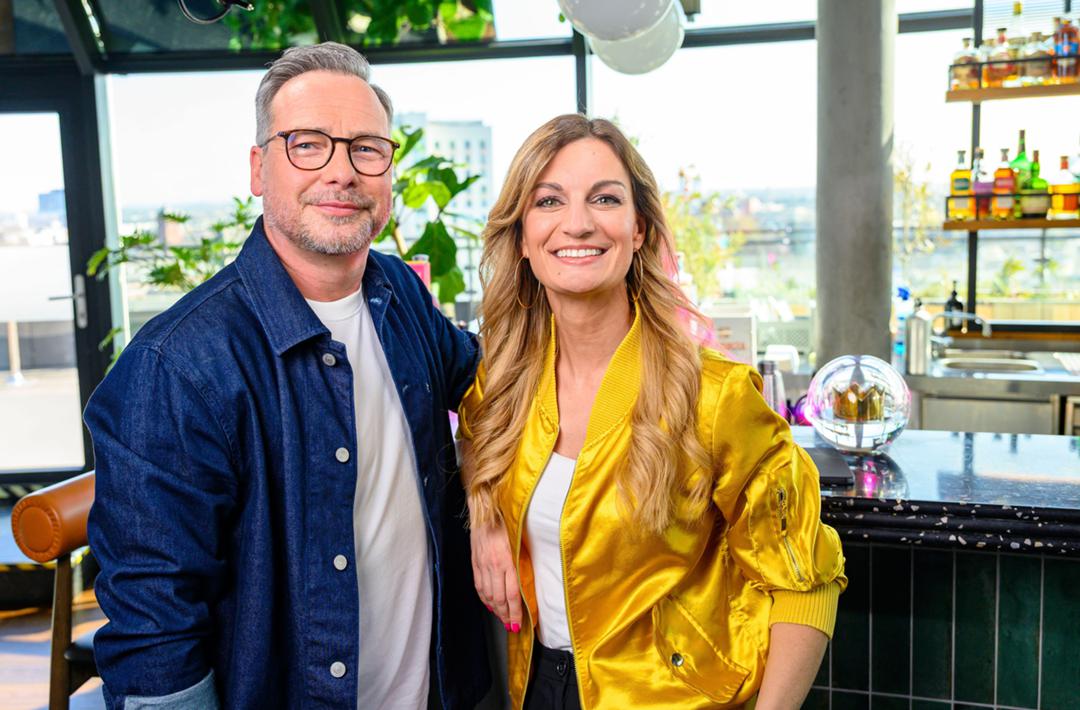 Auch Matthias Opdenhövel (links, mit Moderatorin Freddie Schürheck) gehörte zu den ersten Moderatoren des jungen Radiosenders