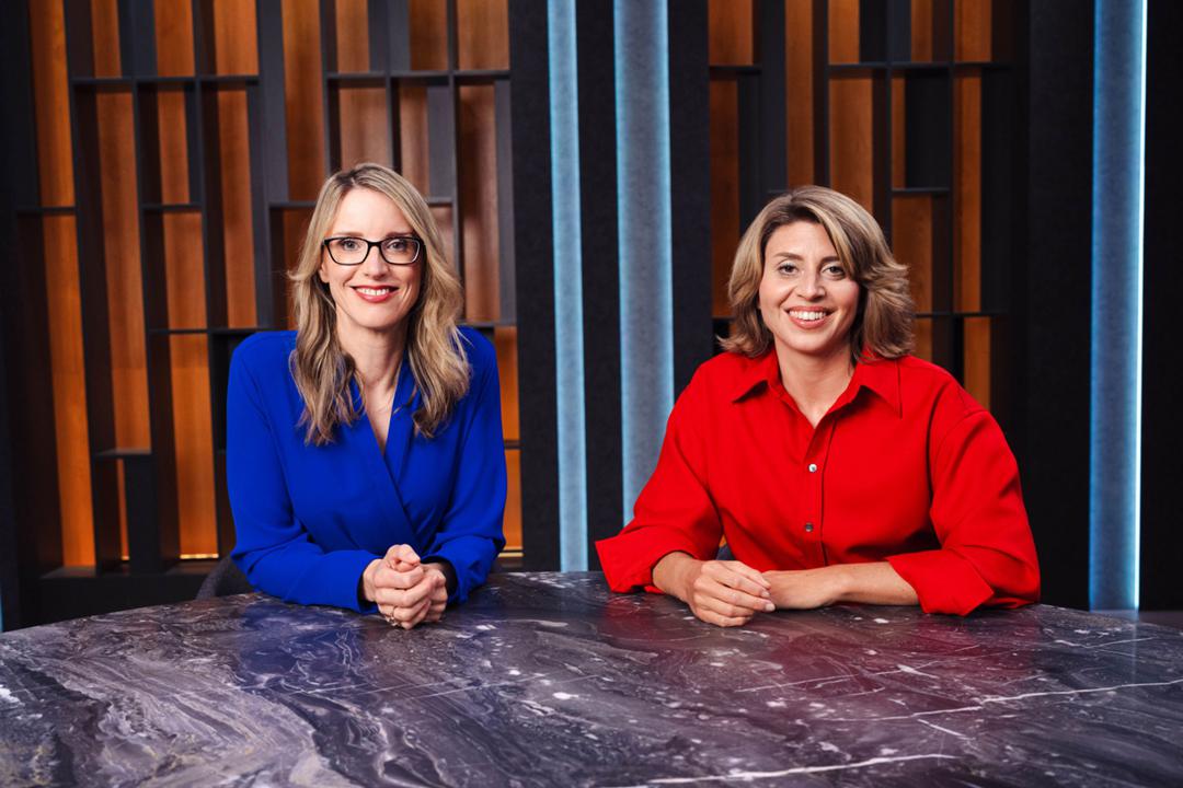 Alena Buys (links) und Stephanie Rohde (rechts) moderieren ab August die neue Gesprächssendung "Nano Talk" bei 3sat