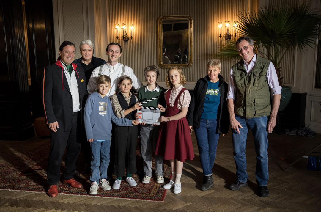 Die Crew des Siegerfilms "Das geheime Stockwerk": Produzent Alexander Dumreicher-Ivanceanu, Line Producer Dieter Horres, die Darsteller Tobias Resch, Konstantin Reinwald, Silas John, Darstellerin Annika Benzin, Kamerafrau Daniela Knapp und Regisseur Norbert Lechner (von links)
