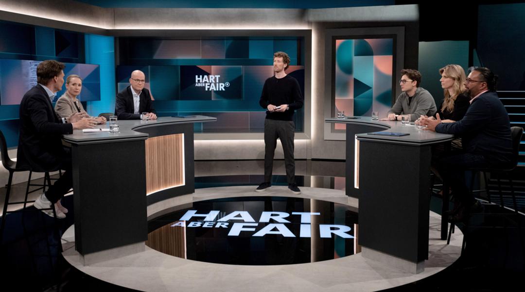 Anfang 2023 löste Moderator Louis Klamroth (Jahrgang 1989) den Moderator Frank Plasberg (Jahrgang 1957) bei "Hart aber fair" ab. Er soll zur Verjüngung des ARD-Programms beitragen