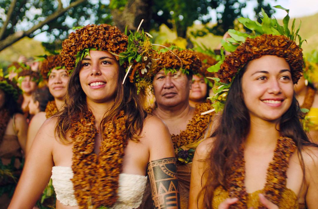 Tänzerinnen auf den Marquesas mit Patutiki am Arm