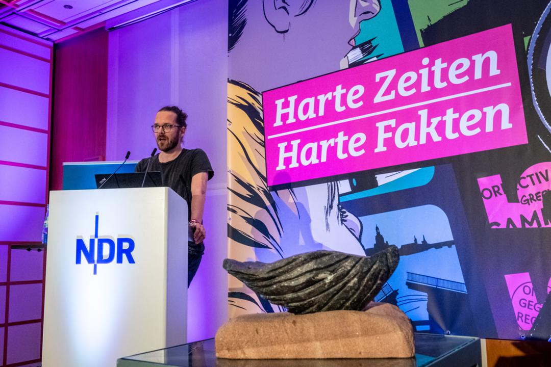 Der Journalist Arne Semsrott hielt die "Laudatio" zur Verleihung der "Verschlossenen Auster" in Hamburg