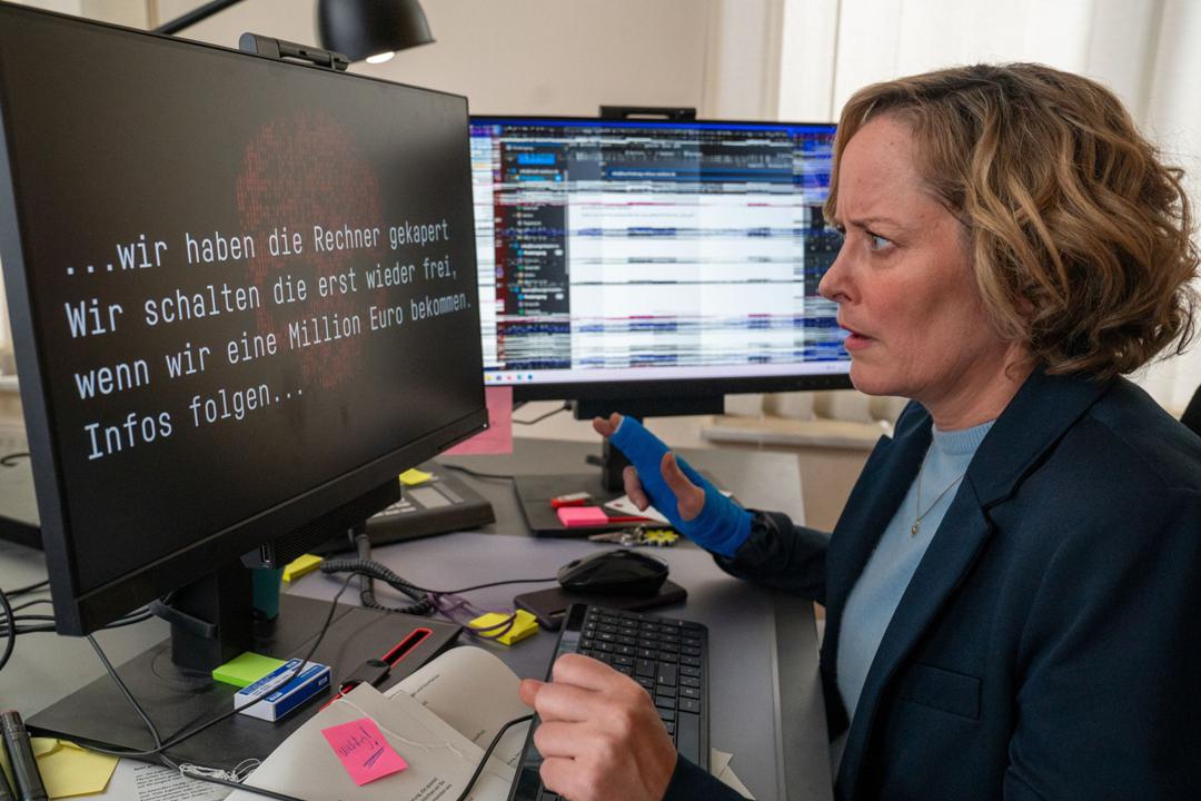 Bürgermeisterin Krisitina Lurz (Silke Bodenbender) ist entsetzt: Die Computer im Rathaus wurden gehackt