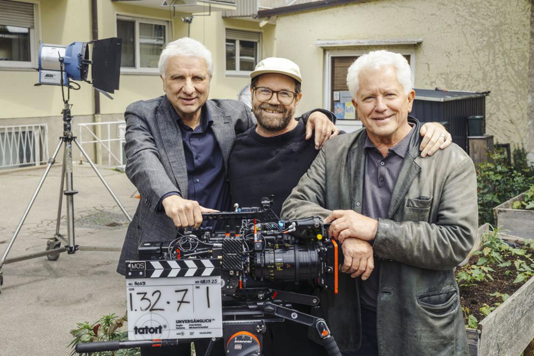 Udo Wachtveitl (links) und Miroslav Nemec (rechts) mit Regisseur Sven Bohse bei den Dreharbeiten für den "Tatort: Unvergänglich"
