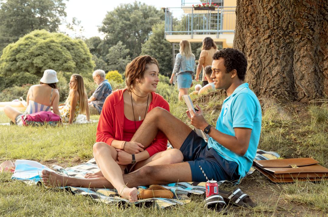 Während der Sommer voranschreitet, nähern sich Mira (Anouk Elias, l.) und Simon (Tyrell Otoo, r.) weiter an