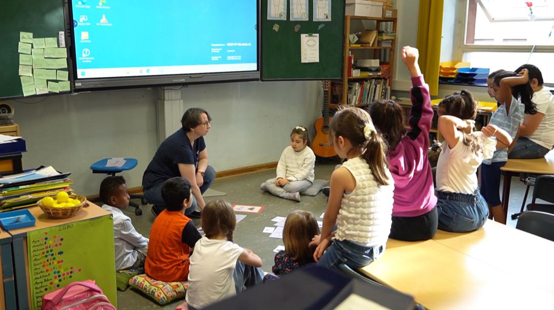 Klassenlehrerin Eva-Maria Wenz mit Schülern und Schülerinnen der Klasse 1e der Gräfenauschule