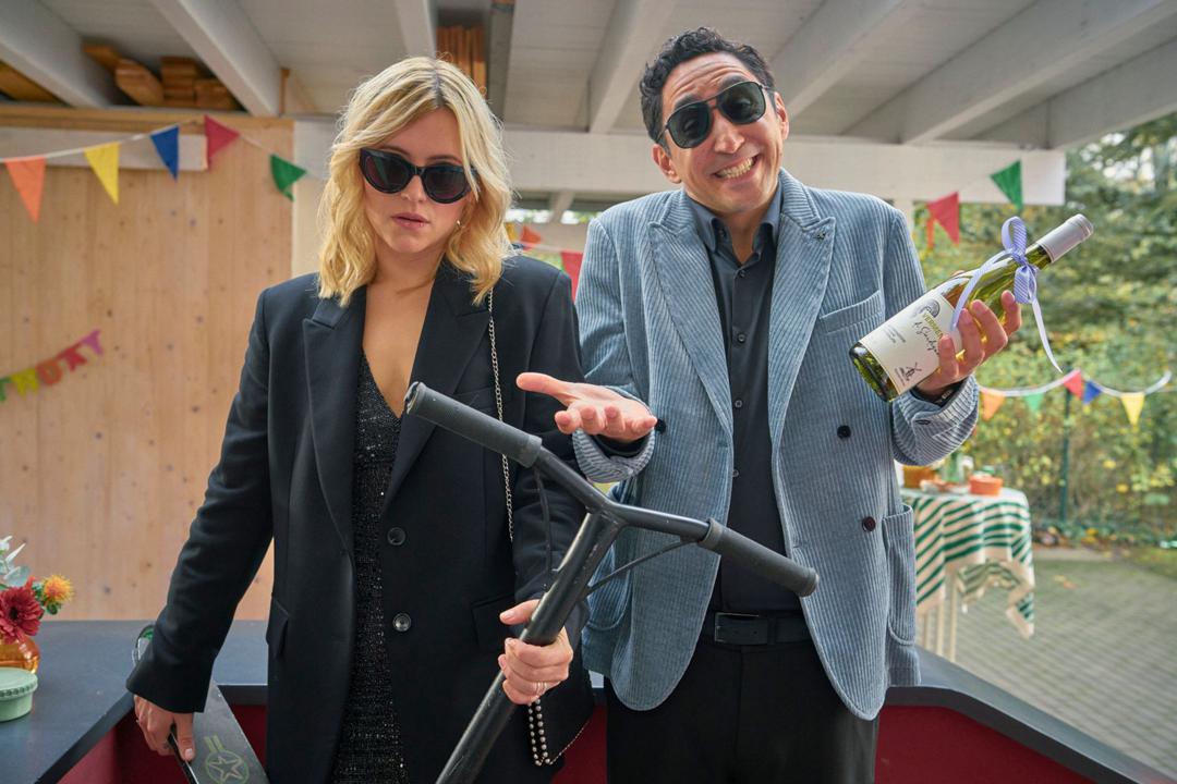 Nina (Laura Sorz) hat wenig Lust auf den Kindergeburtstag bei ihrer Schwester, ihr Freund Sammy (Eko Fresh) freut sich darauf