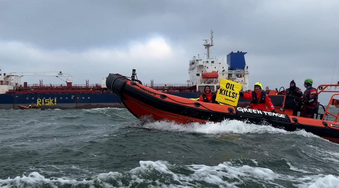 Protestaktion auf der Ostsee: Greenpeace-Aktivisten markieren einen russischen Schattentanker als "Risiko"-Schiff