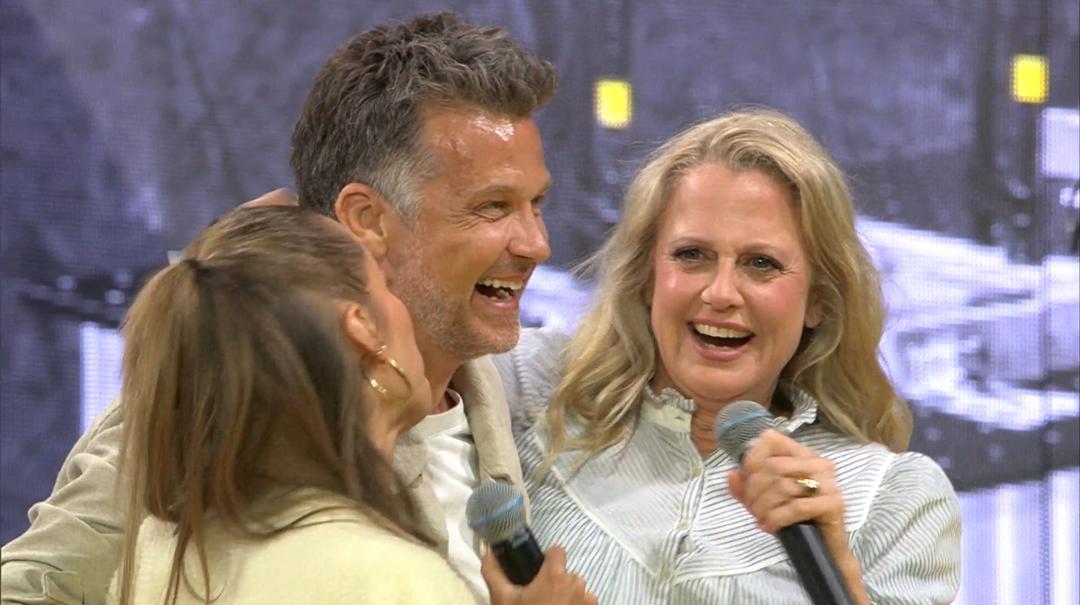 Barbara Schöneberger (rechts) mit Annemarie und Wayne Carpendale in der Show "Verstehen Sie Spaß?" am 12. April
