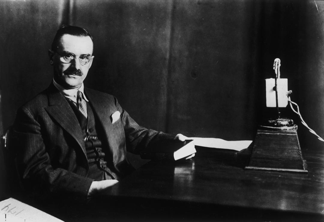 Thomas Mann bei einem Rundfunkvortrag um 1928