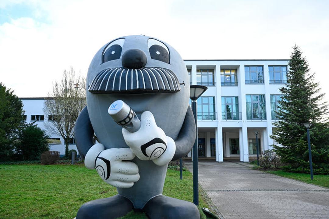 HR-Maskottchen Onkel Otto vor dem Gebäude des HR in Frankfurt
