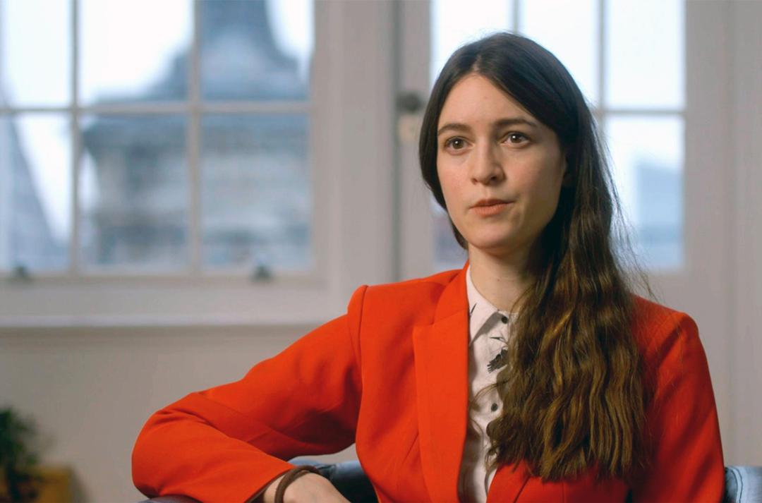 Extremismusforscherin Julia Ebner kommt in der Dokumentation als Expertin zu den Themen Rechtsextremismus, Online-Radikalisierung und Terrorismusprävention zu Wort