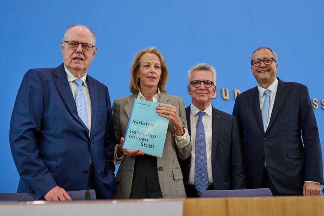 Vorstellung des Abschlussberichts der Initiative: Bundesminister a. D. Peer Steinbrück, Medienmanagerin Julia Jäkel, Bundesminister a. D. Thomas de Maiziere und Andreas Voßkuhle, Ex-Präsident des Bundesverfassungsgerichts (v.l.n.r.)