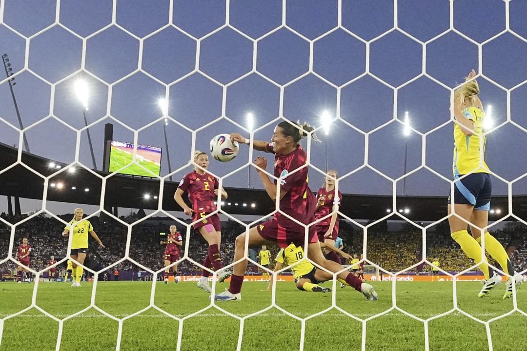 Deutschlands Carlotta Wamser stoppt im letzten Gruppenspiel gegen Schweden einen Schuss mit dem Arm und sieht kurz darauf die Rote Karte