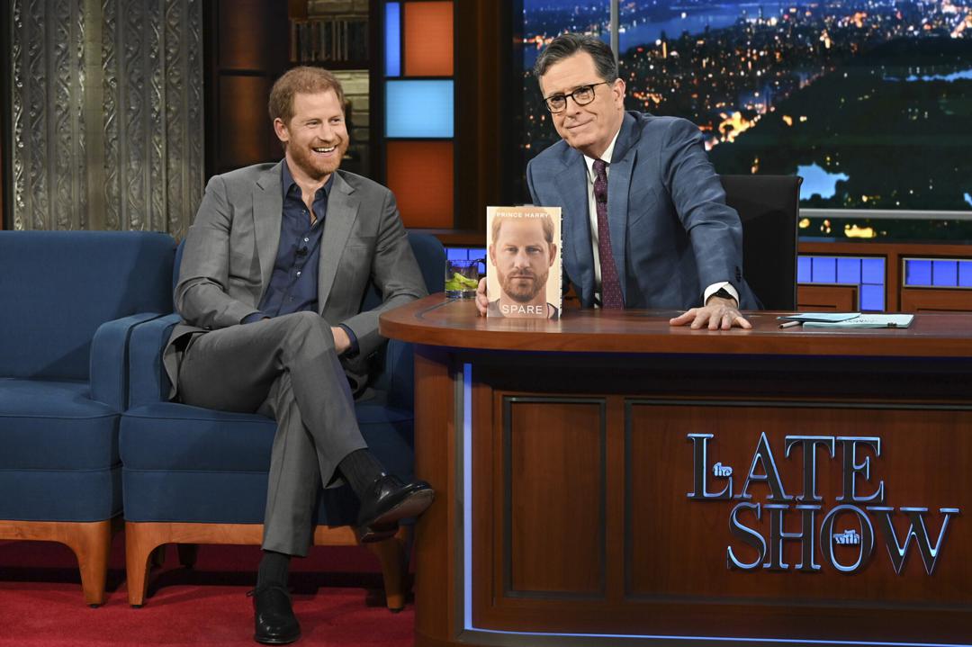 Stephen Colbert (r.) in einer Ausgabe der "Late Show" 2023 mit Prinz Harry
