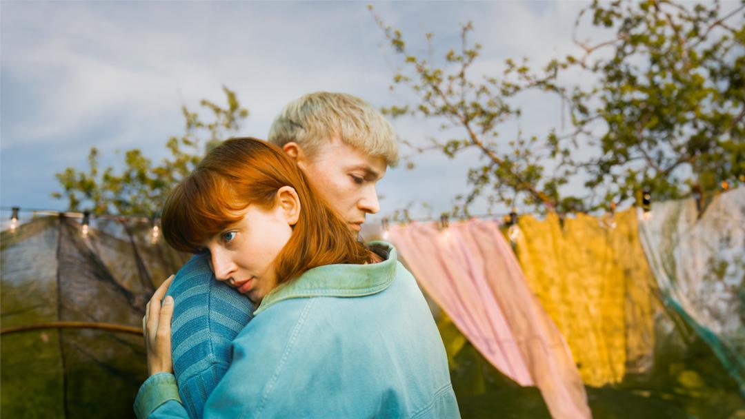 Adam (Julius Nitschkoff) und Gwen (Sina Genschel) umarmen sich bedrückt
