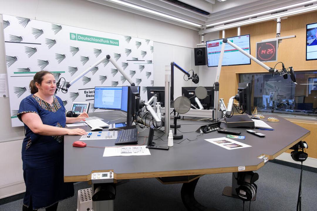 Die Wellen des Deutschlandradios (hier ein Bild aus einem Sendestudio in Köln) haben ihre Reichweite verbessert