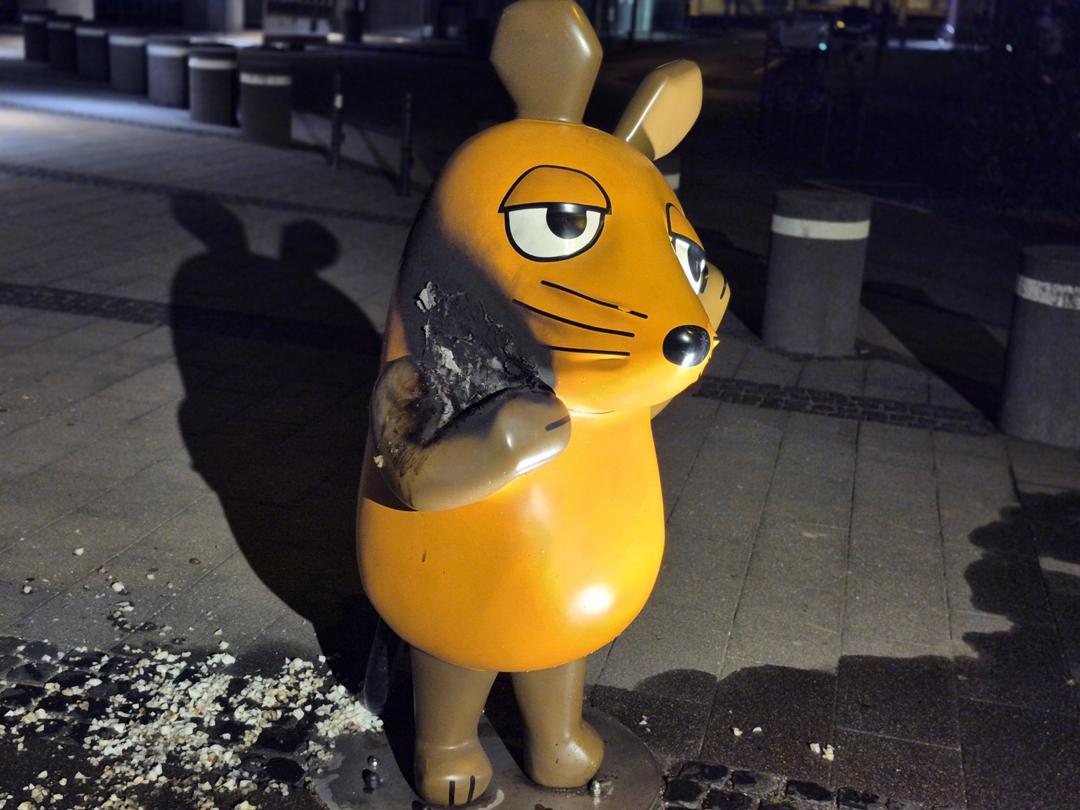 Brandschäden an der Maus-Figur vor dem WDR