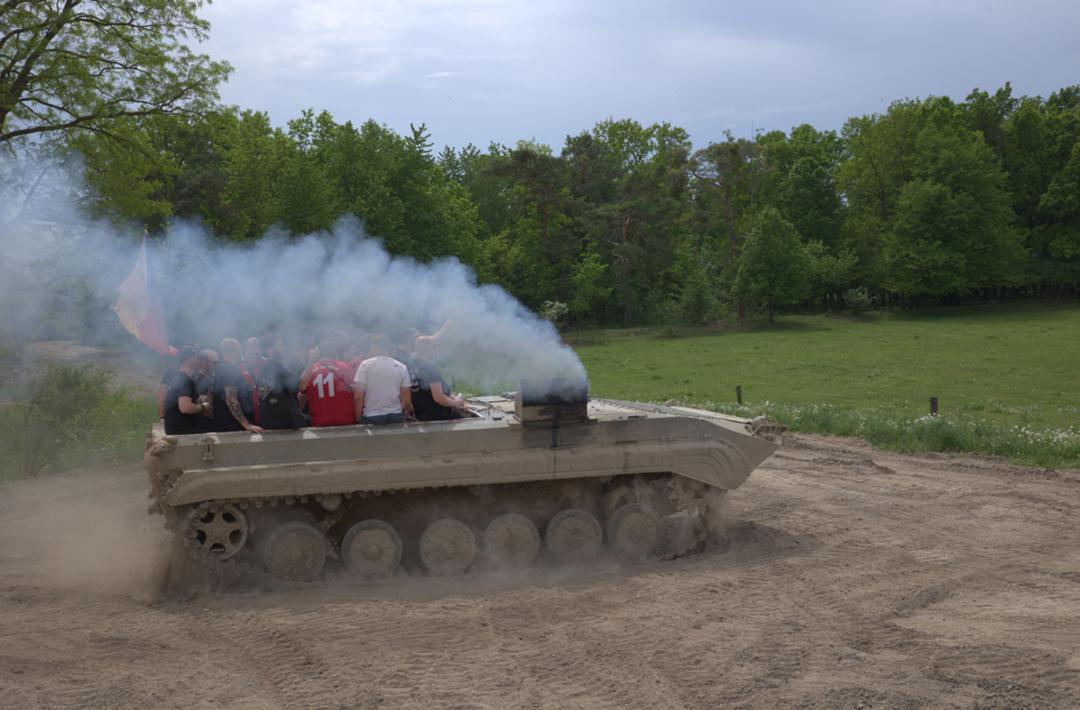 Panzerfahrt einer Männergruppe, die einen Junggesellenabschied feiert in der Nähe von Prag
