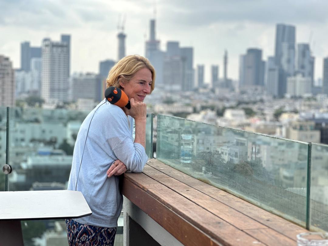 Katrin Eigendorf auf einem Hochhausdach in Tel Aviv